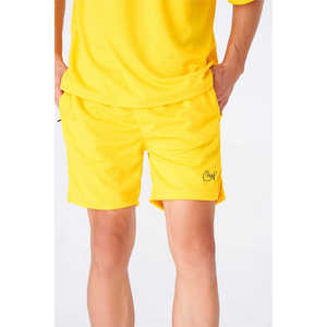 Short de gymnastique jaune pour hommes avec des vêtements de gymnastique élégants et brillants - Product Image 1