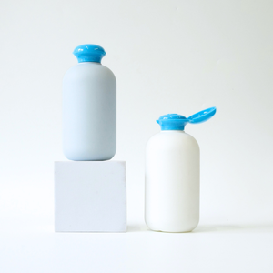 ขวดปั๊มเปล่าสำหรับเจลอาบน้ำ แชมพู ครีมนวดผม ผลิตในเวียดนาม ขนาด 300 มล. วัสดุ HDPE สำหรับผลิตภัณฑ์ดูแลผิว เซรั่ม โลชั่น รับผลิตแบบ OEM พร้อมบริการพิมพ์ลายด้วยความร้อน - Product Image 6