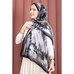Série de foulards carrés à motifs floraux romantiques en noir - Product Image 1