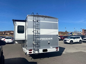 Autocaravana Clase C Sunseeker 2021 Mer c e des-Bens Sprinter 3500XD con Tracción Trasera, Motor Turbodiésel V6 de 30L - Product Image 4