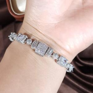 กำไลข้อมือเงินชุบด้วยเพชรจำลองตัดมรกตและเน้นไปด้วยประกายสร้อยข้อมือหรูหรา - Product Image 3