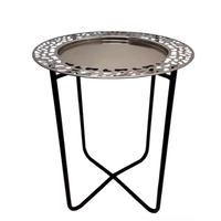 Ajoutez une touche marocaine sophistiquée à votre espace de vie avec des tables en métal à motifs et motifs complexes à un prix abordable