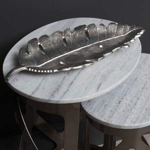Plateau de restauration en aluminium au design unique en forme de feuille idéal pour servir des plats lors de dîners haut de gamme - Product Image 1