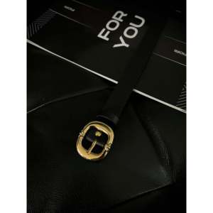 Cinturón Metálico para Mujer con Elegante Hebilla Ovalada Dorada - Product Image 3