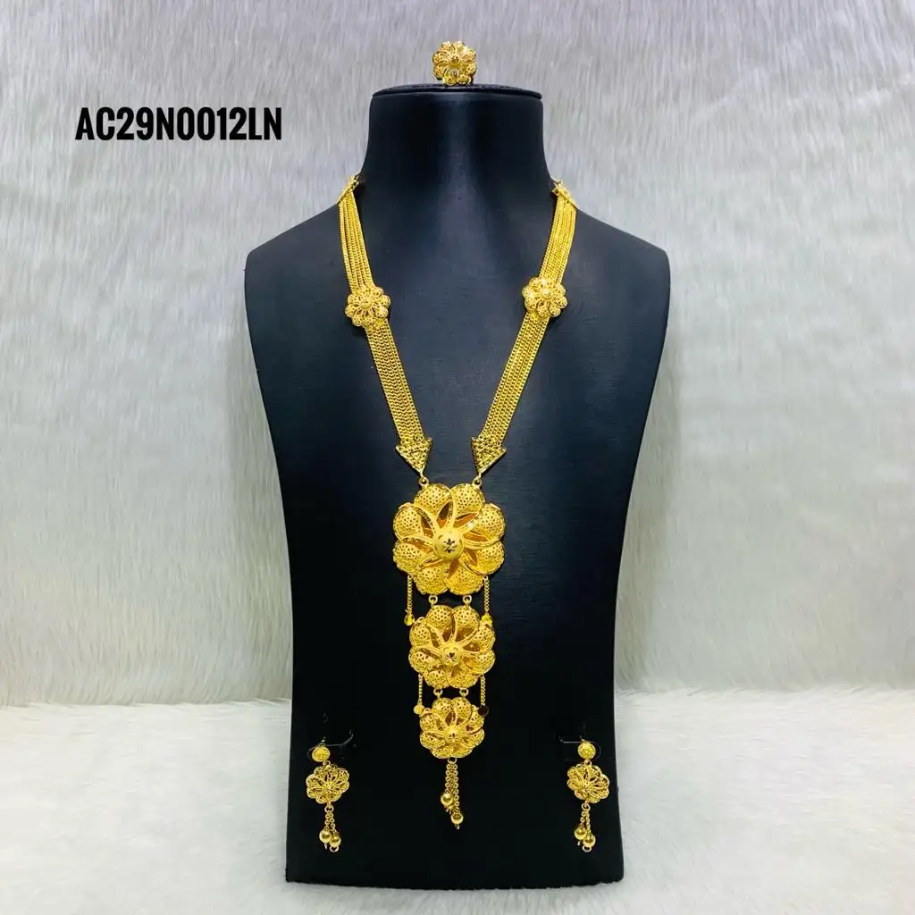 Collana lunga placcata oro collezione di gioielli