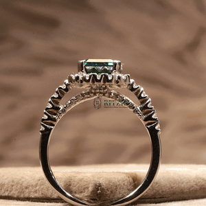 แหวนหมั้นเพชรสีเขียวมรกตและทรงกลมแบบซ่อนสไตล์รัศมีสำหรับผู้หญิง - Product Image 2
