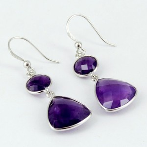 Boucles d'oreilles manchette bohèmes plaquées argent avec améthyste violette triangulaire éblouissante, certifiées par un tiers - Product Image 1