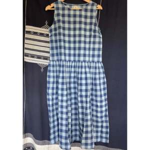 Vestido de Algodón Mala con Estampado a Cuadros Índigo, Cintura Elástica, Transpirable, Estilo Casual, Largo hasta la Rodilla, Talla Única, Vestidos de Moda ODM - Product Image 1