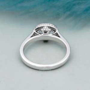 Hermoso Anillo de Compromiso con Diamante Ovalado Certificado por IGI, con Engaste Oeste-Oriental y Halo Oculto - Product Image 4