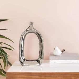 Vase à fleurs en métal fait main pour un style d'intérieur artistique, pièce décorative charmante pour l'étagère du bureau, l'effet de vitrine - Product Image 3