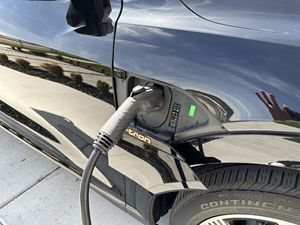 2021 pour e-tron Sportback berline 7,800 Miles moteur unique FWD sièges en cuir hautement équipés batterie au Lithium R17 feu gauche - Product Image 6