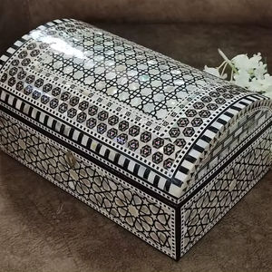 Boîte à bijoux de luxe moderne en bois fait main avec incrustation de nacre à motif floral, forme personnalisable, pour ranger les bagues - Product Image 1