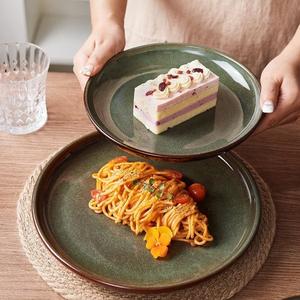 จานเซรามิกสีเขียวป่าเคลือบเงา ขอบกว้าง ดีไซน์แข็งแรง ทนทาน เหมาะสำหรับรับประทานอาหารอย่างหรูหราทั้งที่บ้านและร้านอาหาร - Product Image 1