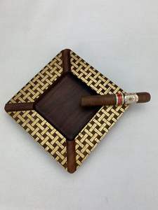 Cenicero de madera clásico para mesa de bar en casa que agrega un aspecto elegante a los ajustes interiores y de fiesta modernos - Product Image 4