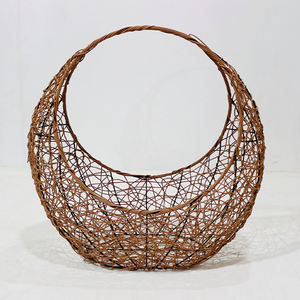 Cesta de Regalo Tejida en Forma de Luna Creciente Multifuncional Ecológica de Plástico Marrón Artex Dong Thap con Asa Alta - Product Image 2