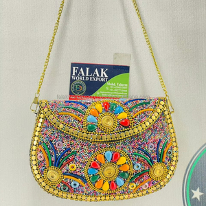 Bolso de mano de Metal con diseño de bordado de cuentas de semillas Bolso de mano con cuentas hecho a mano Diseño intrincado Bolso de mano con motivo floral artesanal FWE - Product Image 1