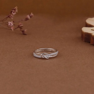 Anillo de Plata Minimalista para Mujer de Excelente Calidad con Acabado Pulido para Boutiques y Tiendas en Línea Disponible al Mejor Precio - Product Image 3