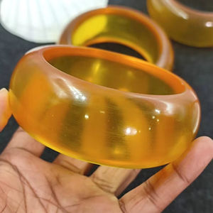 Brazaletes de resina facetada etérea - Product Image 1