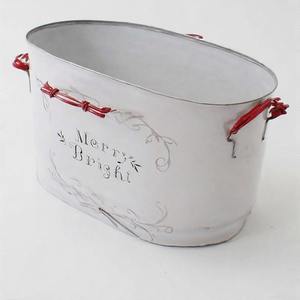 Planteur de seau de jardin Everfrost en finition métallique antique conçu pour une utilisation de vacances en plein air avec des affichages de poinsettia et de faux arbres - Product Image 4