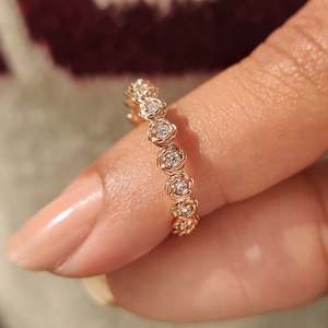 Bague de mariage ronde inspirée de la nature avec un design floral - Product Image 5