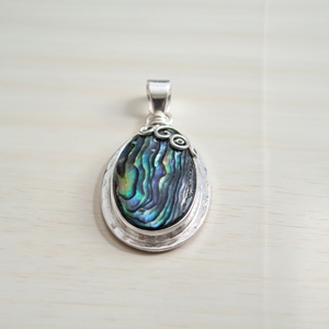 Pendentif en coquillage d'ormeau plaqué argent fabriqué à la main breloque de collier ovale irisé naturel, bijoux Boho Ocean pour femmes - Product Image 3