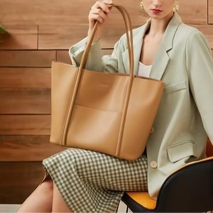 Sac fourre-tout en cuir Urban Classic pour le travail, les voyages et le style chic de tous les jours - Product Image 1