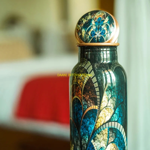 Juego de botellas de agua de cobre puro martillado con 2 vasos, beneficios para la salud ayurvédicos, botellas de suministro de viaje y Yoga a prueba de fugas para bebidas - Product Image 4