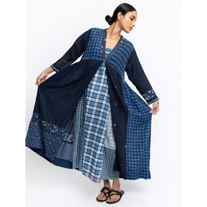 เดรส AMBER 10-Boho-Elegant สีคราม ผ้าจอร์เจตต์ สำหรับผู้หญิง ไซส์ XS-XL ฟรีไซส์ ระบายอากาศได้ดี มีซิป เหมาะสำหรับสาวออฟฟิศ ความยาวระดับเข่า - Product Image 1