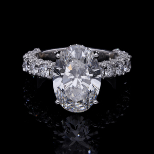 Anillo de compromiso de diamante cultivado en laboratorio de oro de 14K con centro de corte ovalado de 5 quilates y piedras laterales redondas con certificación IGI chapada en rodio - Product Image 2