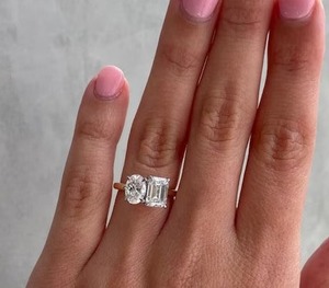 Toi Et Moi Anneau Ovale Et Émeraude Coupe Moissanite Deux Pierre Anneau Toi Et Moi Fancy Cut Moissanite Bague De Mariage - Product Image 4