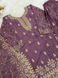 Costume trois pièces en soie GMY prêt-à-porter pour femmes, pour les fêtes, avec un dupatta lourd - Product Image 6