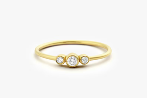 Anillo de diamantes cultivados en laboratorio de tendencia, anillo de compromiso de tres piedras, banda de boda minimalista de oro de 14K para mujeres, fabricación en India - Product Image 2