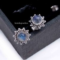 925 Sterling Silber Feine Ohrstecker für Damen Natürlicher Blauer Feuermondstein Edelstein Vergoldetes Blumenmuster Klassische Hochzeitsohrringe