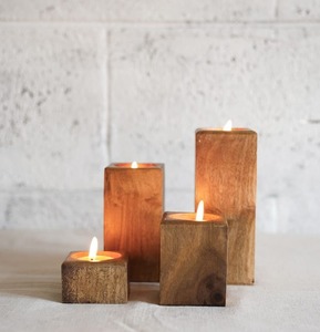 Ensemble de 4 bougeoirs en bois simples pour une décoration intérieure élégante, une mise en scène festive et une ambiance chaleureuse dans la pièce - Product Image 1