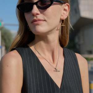 Collier Jeulia Andy Classic en argent avec barre en T et pierre de zircon taille ronde - Product Image 2