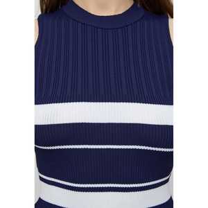 Top de Punto Básico Informal con Logotipo Frontal - Product Image 4