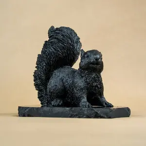 Figura de ardilla de shungita - Product Image 1