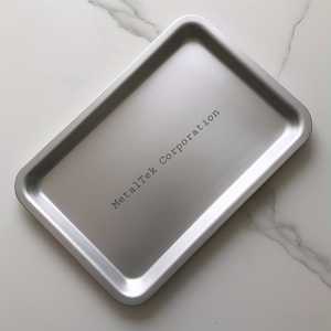 Plateau de service rectangulaire en métal aluminium Vente en gros à bas prix Vaisselle polie mate Plateau de service pour la maison Hôtels et restaurants - Product Image 1