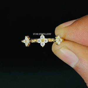 Bague de luxe pour femme en or massif 14 carats avec quatre diamants naturels sertis à griffes, design chrétien - Product Image 1