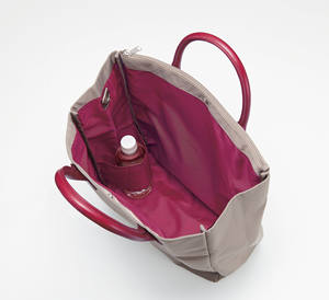 Tsuletette Sac fourre-tout blanc décontracté à 2 voies avec fermeture à bouton Conception d'éventail en papier - Product Image 2