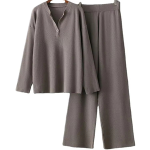 ชุด2ชิ้นเสื้อถักคอวีสไตล์เกาหลีสำหรับผู้หญิงเสื้อกันหนาวแบบสวมหัวเสื้อแบบสวมหัวเสื้อกางเกงเอวสูงแบบลำลอง - Product Image 1