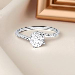 Anillo de compromiso de moissanita de 0,87 quilates de corte redondo, Juego de puntas de diamante de moissanita de quilates, hecho en plata de ley para mujer - Product Image 2