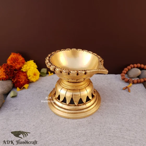 Lámpara Diya de latón tradicional adornada con un borde festoneado en un pedestal escalonado, para rituales Pooja, disponible al por mayor - Product Image 1