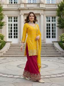 Traje Salwar Kameez de Seda Chinon para Bodas Indias con Bordado de Lentejuelas y Zari, con Dupatta de Trabajo Elaborado - Product Image 2