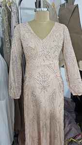 Robe de soirée longue élégante en tulle à manches longues, silhouette en A, avec des perles et des paillettes florales - Product Image 4