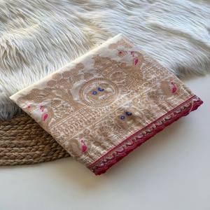 Sari VASTRA COTTAGE de Seda Dola Pura con Tejido Jacquard Zari, Borde Meenakari, Pallu Rico Teñido a Mano con Blusa en Contraste - Product Image 1