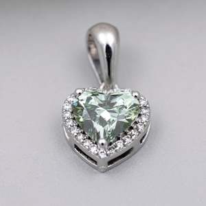 Élégant pendentif halo en or blanc avec diamant de fiançailles vert fantaisie certifié IGI, taille cœur, pour femme, sans chaîne - Product Image 1
