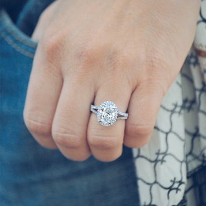 Anillo de Compromiso de Plata de Ley con Diamante Ovalado de 10x8 mm, Chapado en Oro de 18K, Doble Halo, Banda con Incrustaciones |   Traje de Novia Elegante - Product Image 2