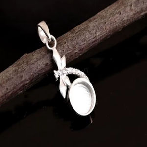 Colgante de Plata de Ley 925 con Bisel Redondo de 7 mm y Dije de Mariposa con Circonita Cúbica, Ideal para Resina, Cenizas y Piedras Preciosas, Regalos de San Valentín - Product Image 1