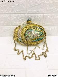 กระเป๋าทองเหลืองสำหรับงานศิลป์ที่หรูหราพร้อมด้วยไข่มุกและหินคริสตัลสวยงามสำหรับทุกโอกาส - Product Image 2